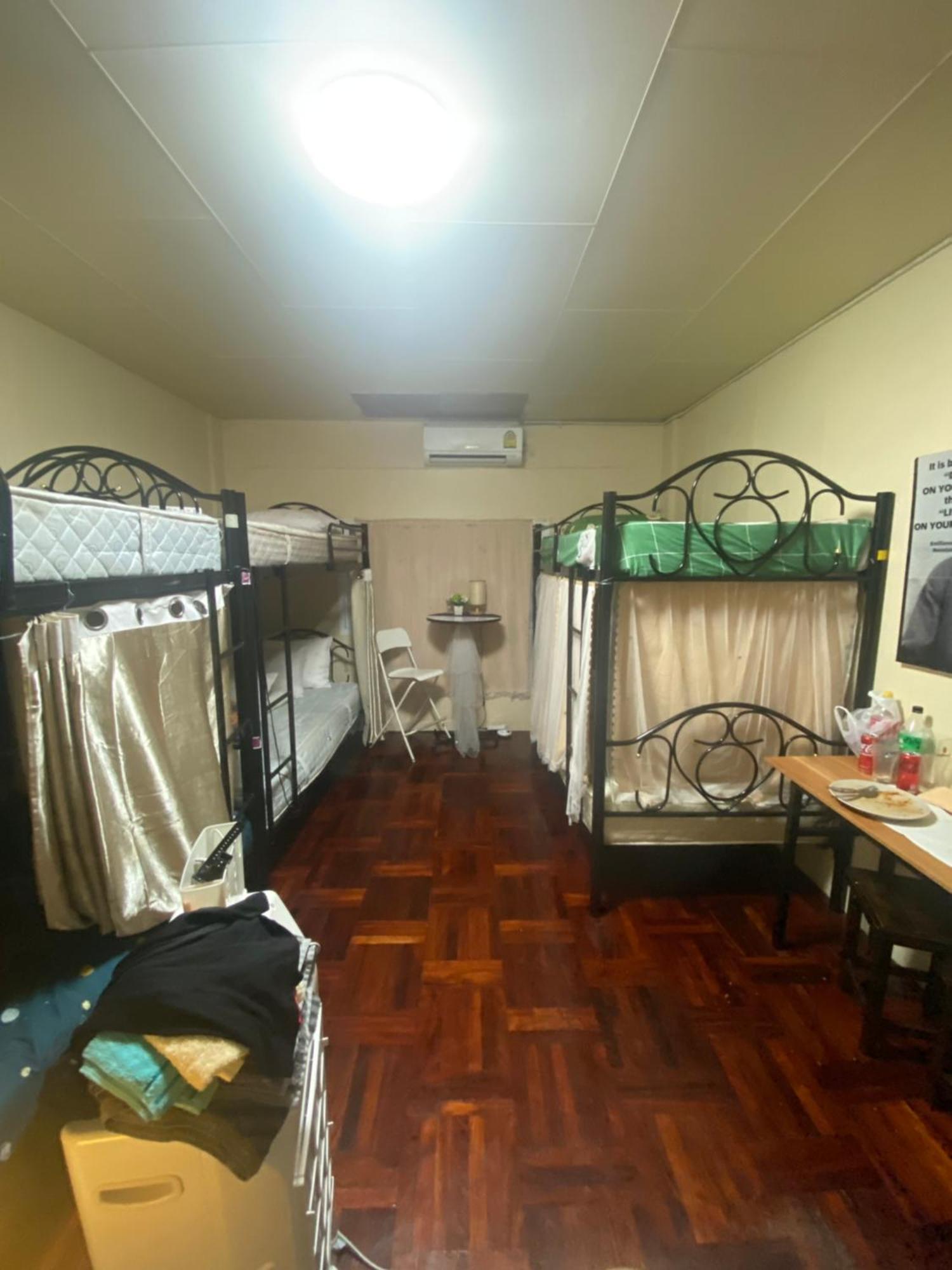 W District Guesthouse Bangkok Esterno foto