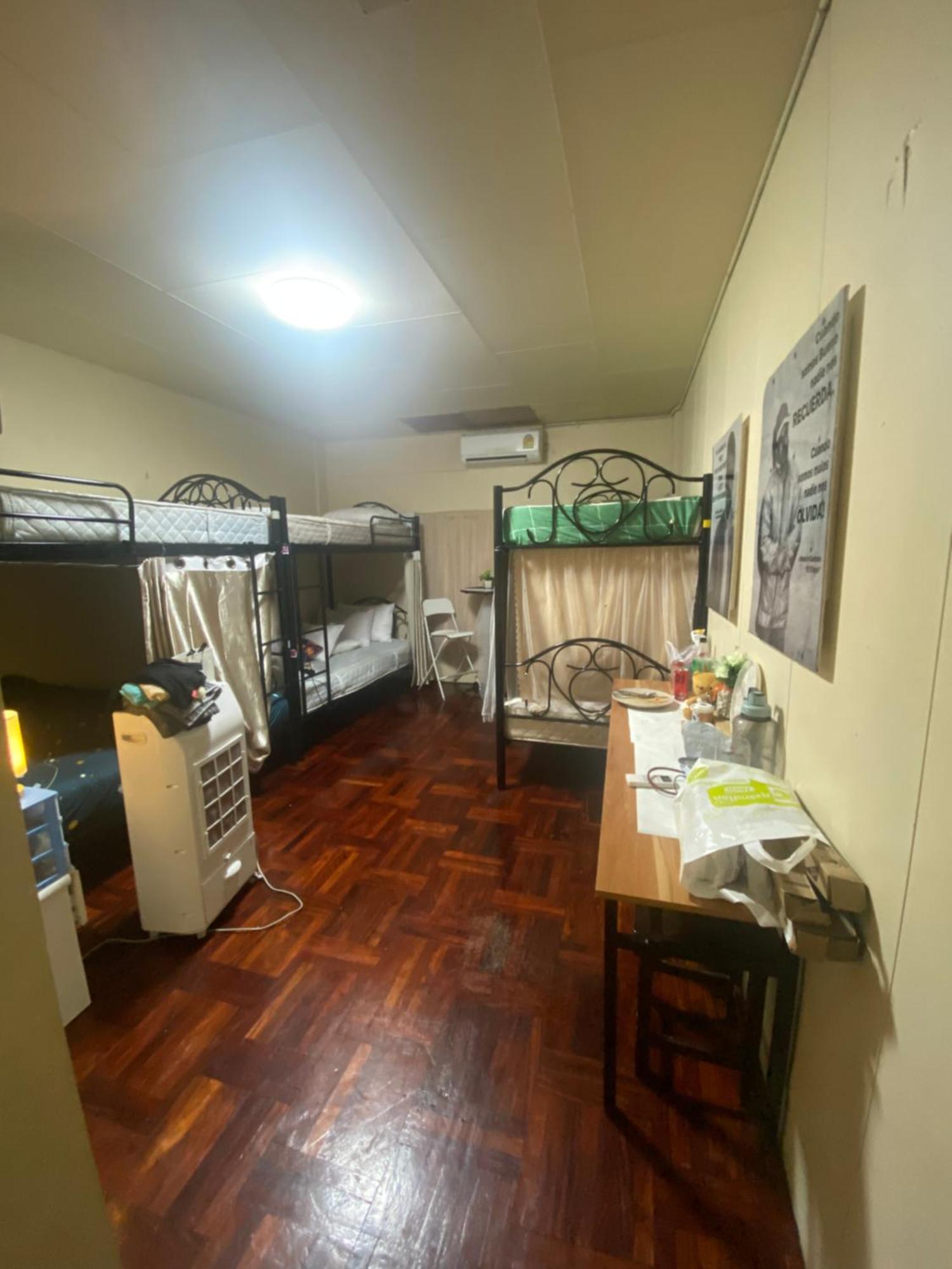 W District Guesthouse Bangkok Esterno foto
